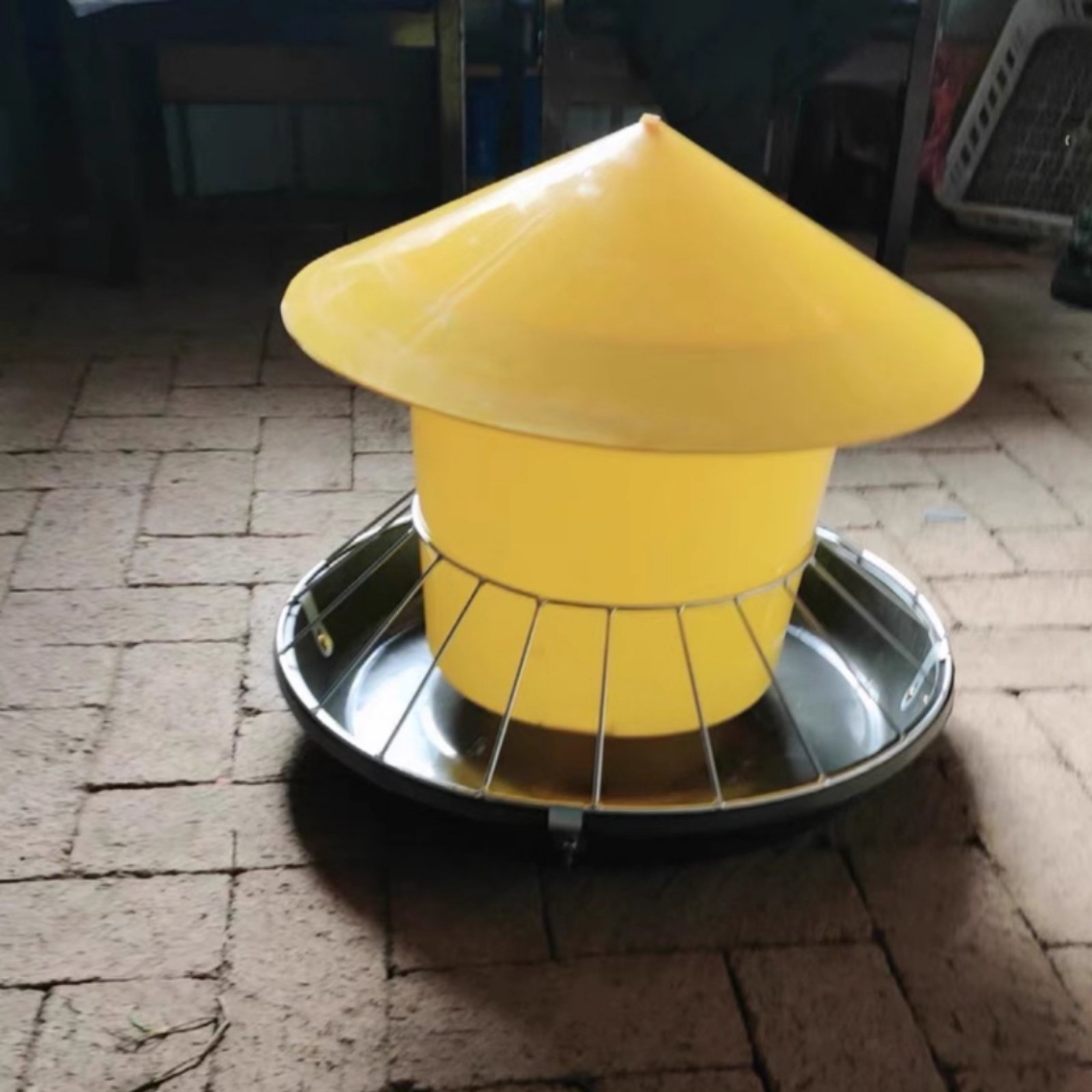 Feeding - 丸型家禽用フィーダー 大容量家禽用フィーダー 鶏用給餌トラフ 簡単設置 自動給餌容器 反り返り防止
