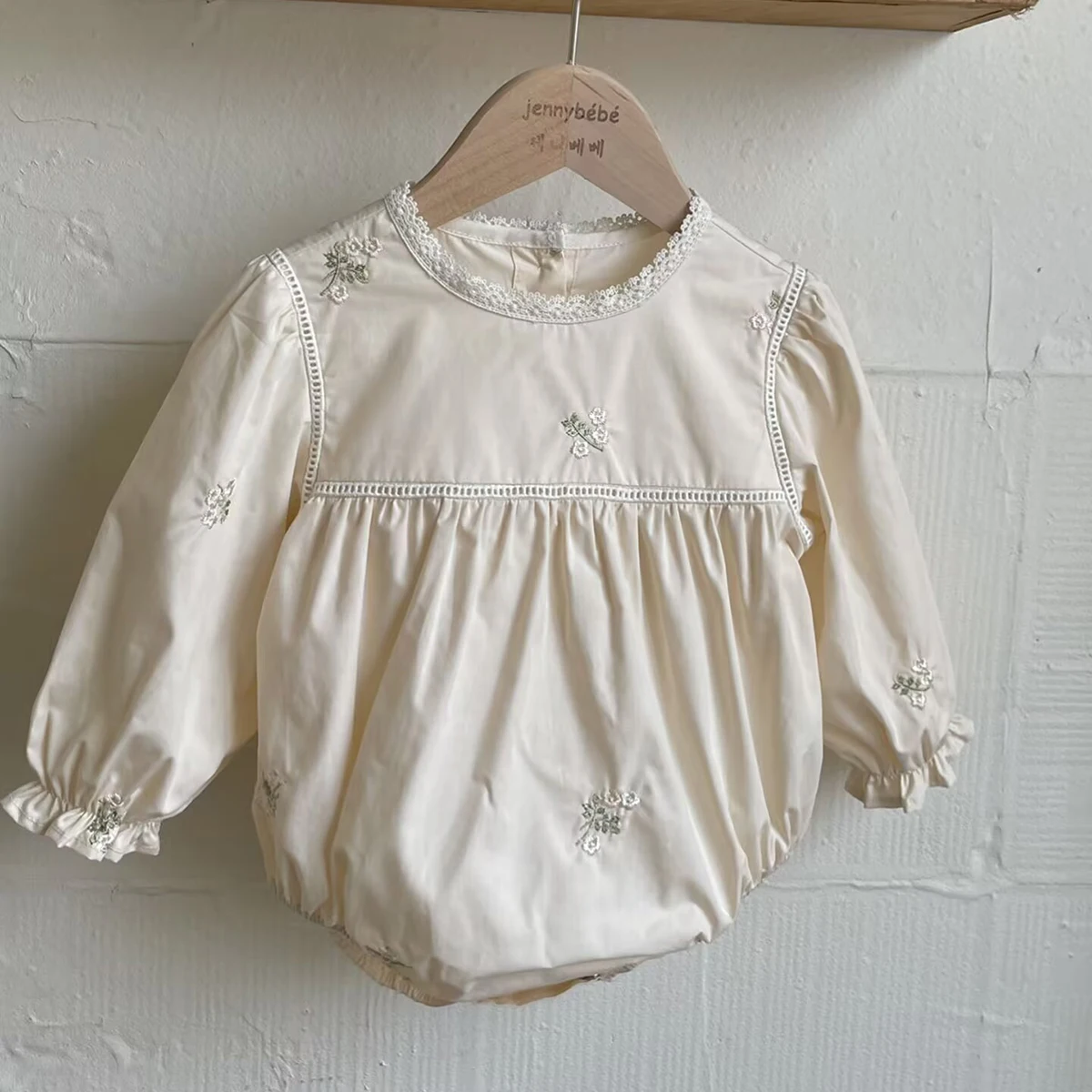 女の赤ちゃん刺繍花ロンパース長袖ベビーカバーオール幼児レース - Newborn Baby Girl Romper Floral のレビューと価格